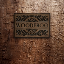 Woodfrog cégér felirat dekoráció
